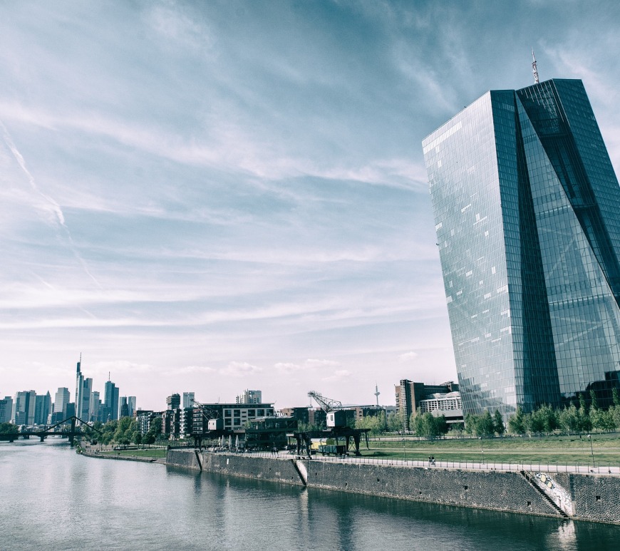 Die Europäische Zentralbank in Frankfurt mit Mainblick und Skyline
